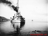 Skipet på bildet er et tysk slagskip av Pre-dreadnought typen. Keiser-Tysklands orlogsflagg viser at bildet er tatt mellom 1903 og utbruddet av 1. verdenskrig.
