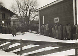 Tilfangetatte norske "soldater" i heller blandet uniformering