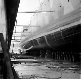 Tysk skip repareres ved Trondheim Mek. Verksted