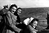 På tur med rødekorssøstre i båt på Trondheimsfjorden