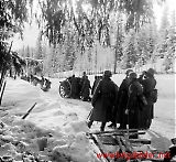Tyske artillerister,for anledningen bemanner en norsk 75 mm M1901på en hovedvei på Østlandet.
