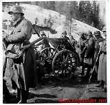 Tyskerne med erobret 65 mm norsk berghaubits