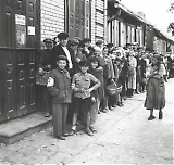 Jødiske barn og voksne står i kø i Kalvarija