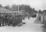De tyske grensevaktene er på plass, og de avløste norske soldatene marsjerer tilbake
