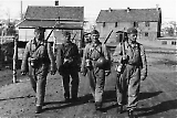 Fire tyske soldater på vei fra byggninsplassen på Banak