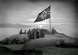 Det tyske krigsflagget vaier over Hysne fort