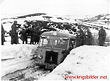 Tyskerne med rekvirert buss på vei over fjellet. 