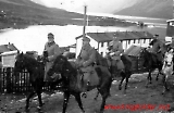 Gjendesheim, Jotunheimen. Tyske offiserer passerer til hest.