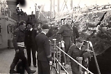 Britiske krigsfanger blir ført av skipet