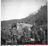 Norske soldater ser på at tyskerne rykker fram