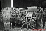 Tyske soldater samlet rundt en Peugeot